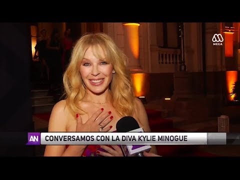 Video: Kylie Minogue tau yug los ua tus neeg ua yeeb yaj kiab qub qub