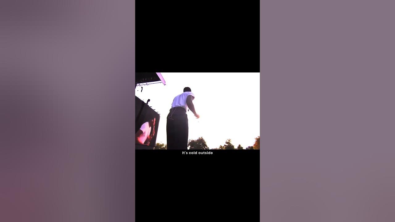 Giveon's was fine at #wireless Fest performing "Heartbreak Anniversary" with a glass of wine in hand