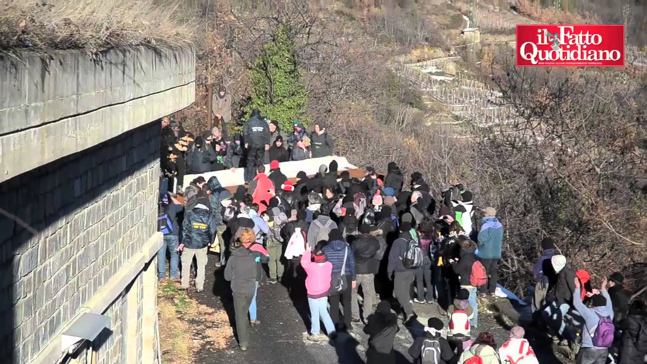 No Tav, attivisti arrivano alle recinzioni del cantiere. Scontri con le forze dell'Ordine