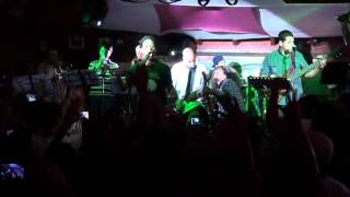 Horacio Blanco de Desorden Publico junto a la banda Feeling cantando Látex en el Moulin Rouge