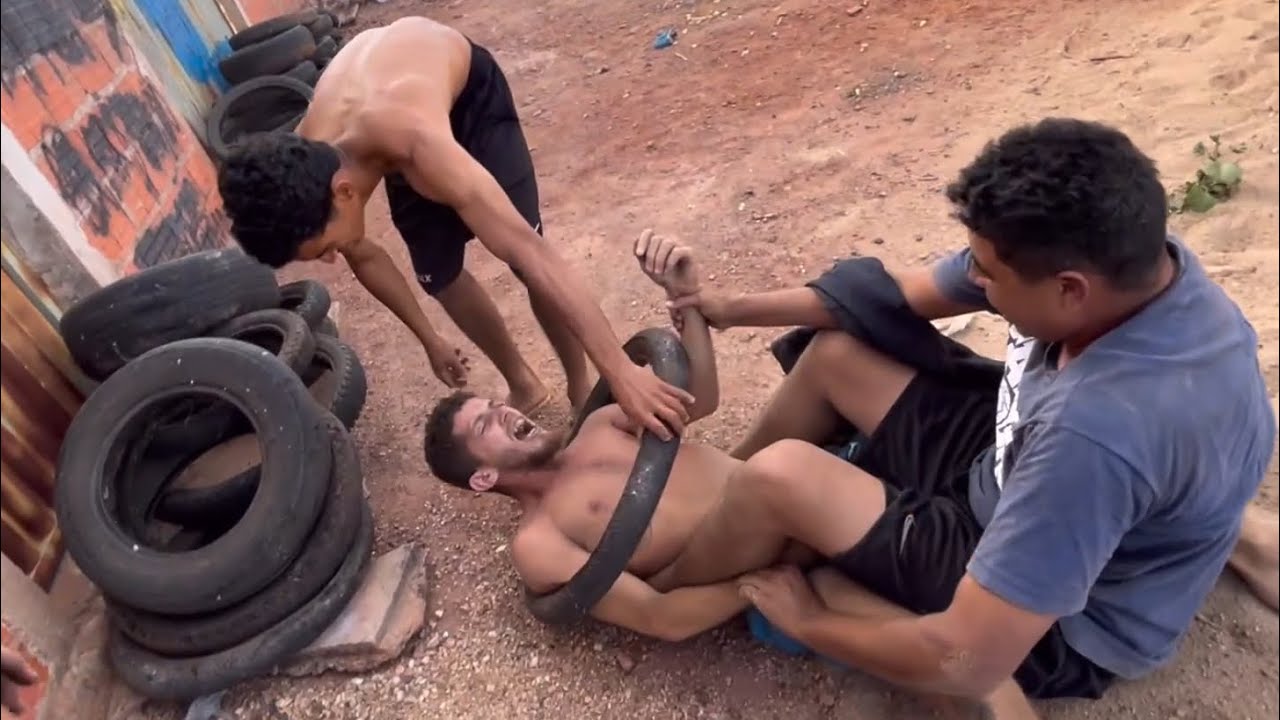 LEVY JOGA CAMINHÃO DE LIXO NA CASA DO BRUTINHO