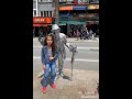 وقفت تصور جنب التمثال ونصدم يوم تحرك