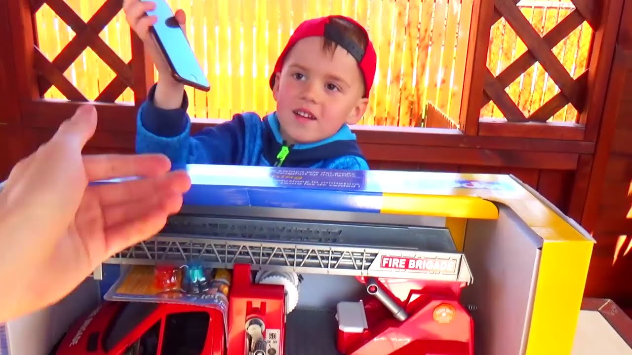 multik pro mashinki dlya malchikov pozharnaya mashina bruder i gruzoviki tushit pozhar