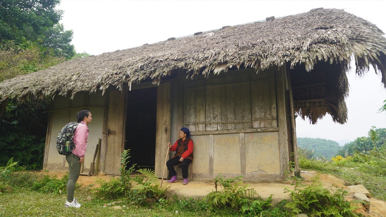 Kind Girl Helps Poor Old Lady Repair Her Broken House With Only 200 Dollars