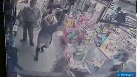 Tabaccaia coraggiosa mette in fuga rapinatore armato di coltello. La sequenza