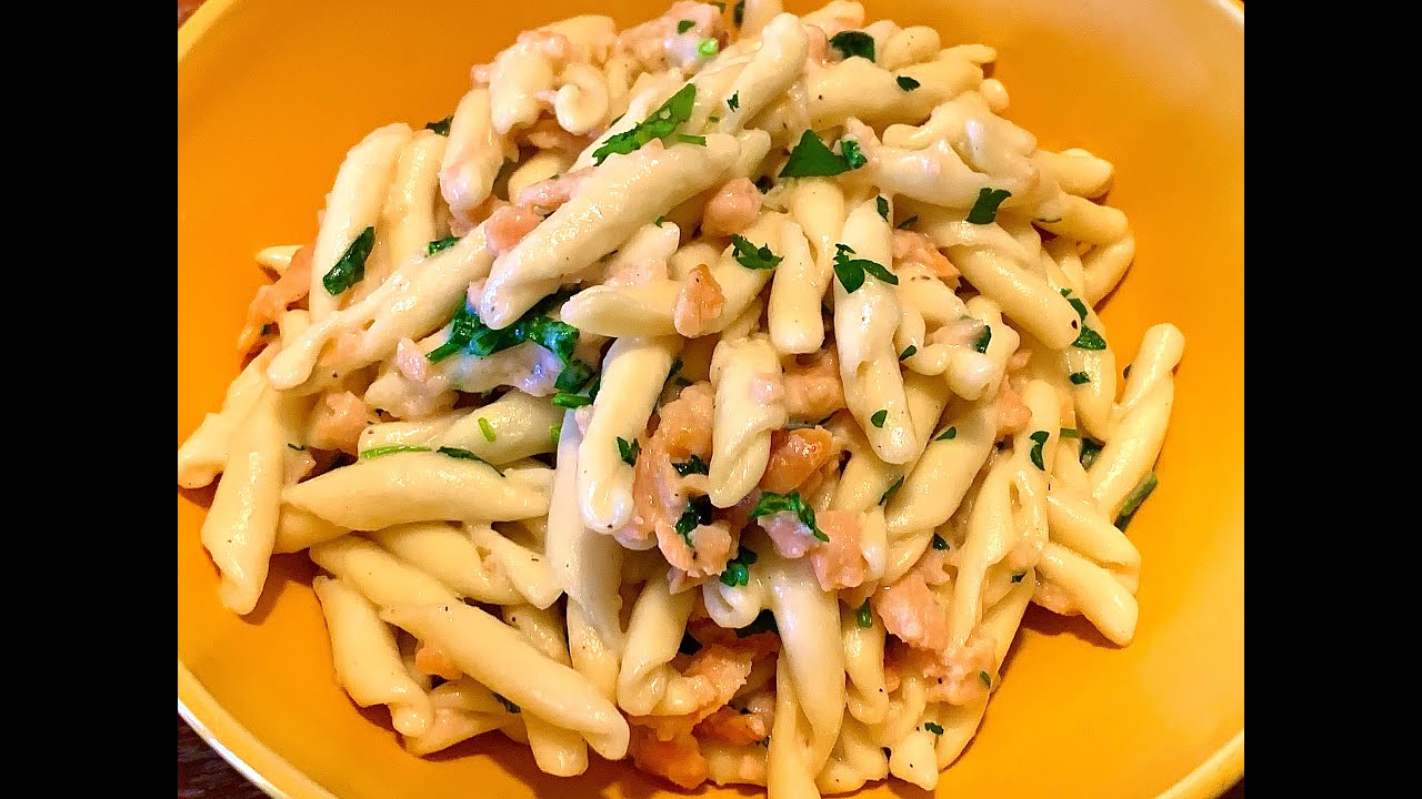 PASTA AL SALMONE E VODKA CREMOSA - Ricetta primo piatto pronto in 9 ...
