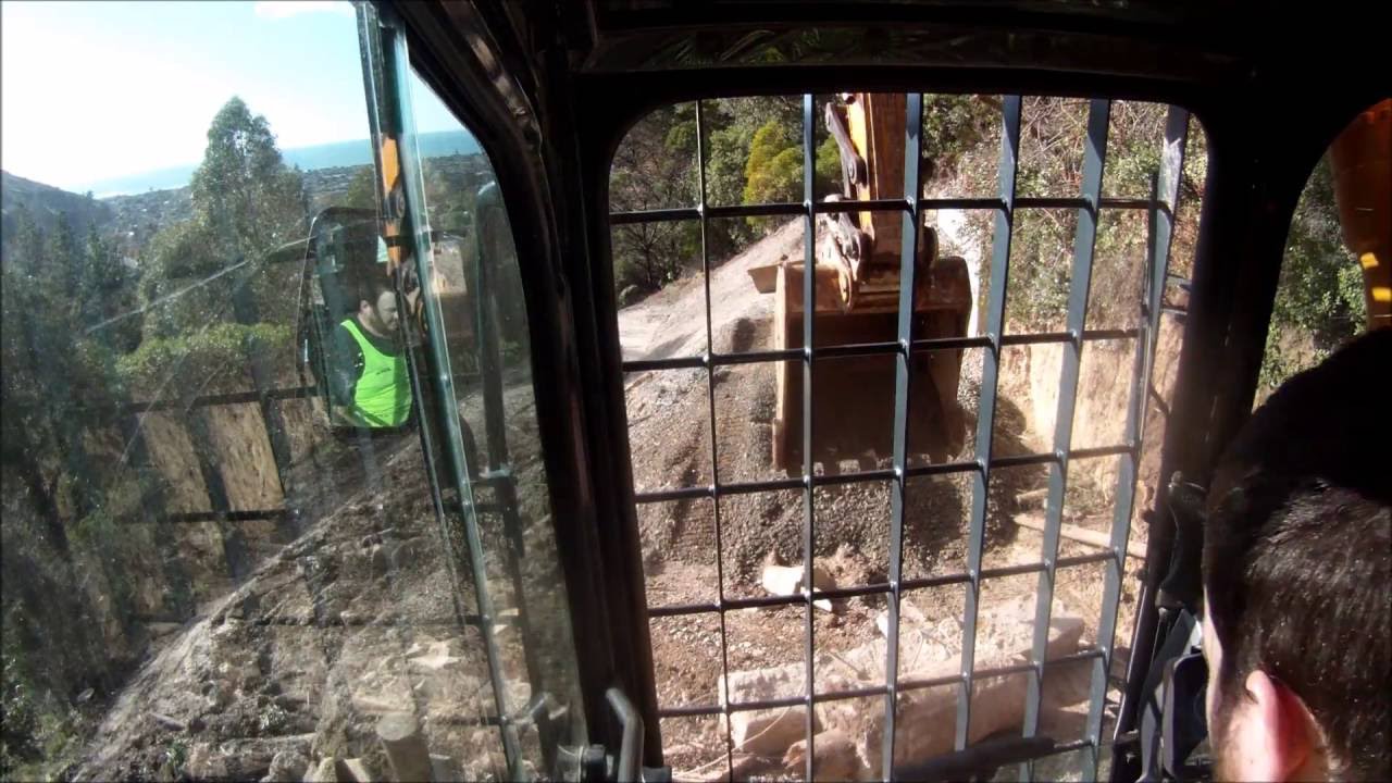 Hyundai 210LC-9 pulling up and loading out concrete