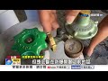 悚! 機車傾倒"壓瓦斯桶"瞬間爆火 夜市攤販2人燒燙傷!│中視新聞 20260704