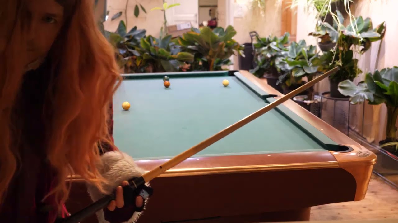 Госпожа Клаус играет в бильярд с шарами №2 (9-й шар).