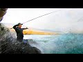 Pescando frente a la furia del mar