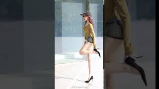 SEXY CHINESE GIRLS WEARING HIGH HEELS AND STROLLING ON THE STREETS