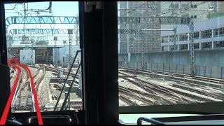 ホーム停車中の目の前に巨大な荒川鉄橋が迫る小菅駅～北千住駅間を走行する東武伊勢崎線上り東京メトロ13000系の前面展望