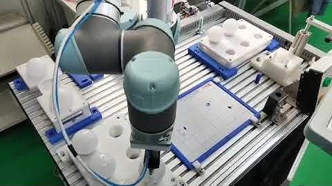 HỌC VIÊN THỰC HÀNH VỚI ROBOT CỘNG TÁC  UNIVERSAL ROBOTS TẠI TPA - EDU