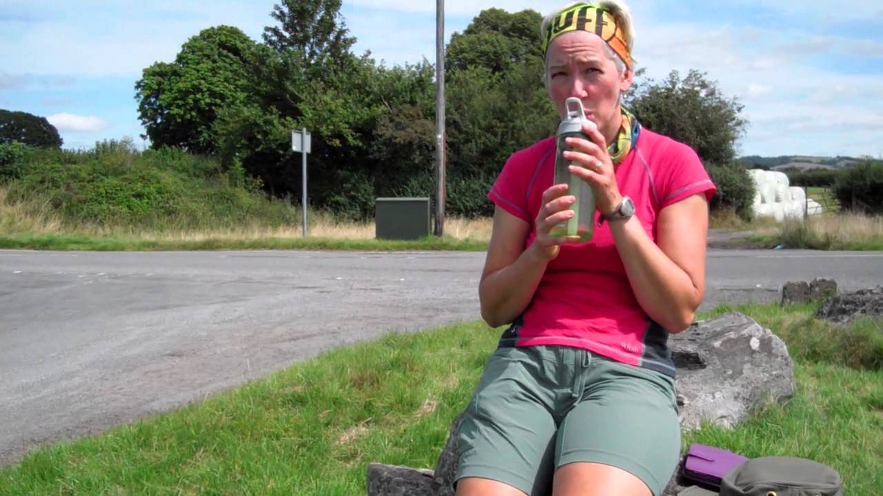 Beacons Way day 8- waiting for the bus, discussing barefoot