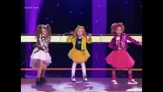 غناء ثلاثه اطفال أمام الجمهور