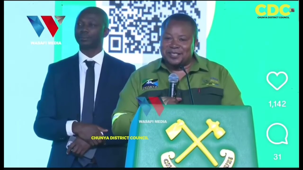 MKURUGENZI MTENDAJI HALMASHAURI YA WILAYA YA CHUNYA AWAAGA TIMU YA WACHEZAJI CHUNYA DC