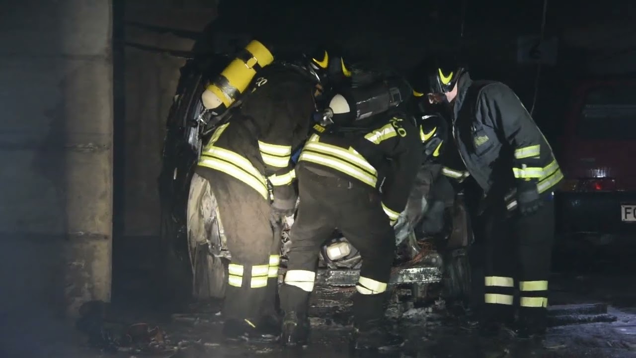Rimini. Incendio devasta un’auto dentro al garage di un condominio