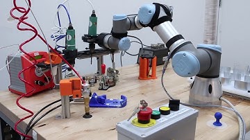Universal Robot uses a Robotiq Gripper for Assembly Application