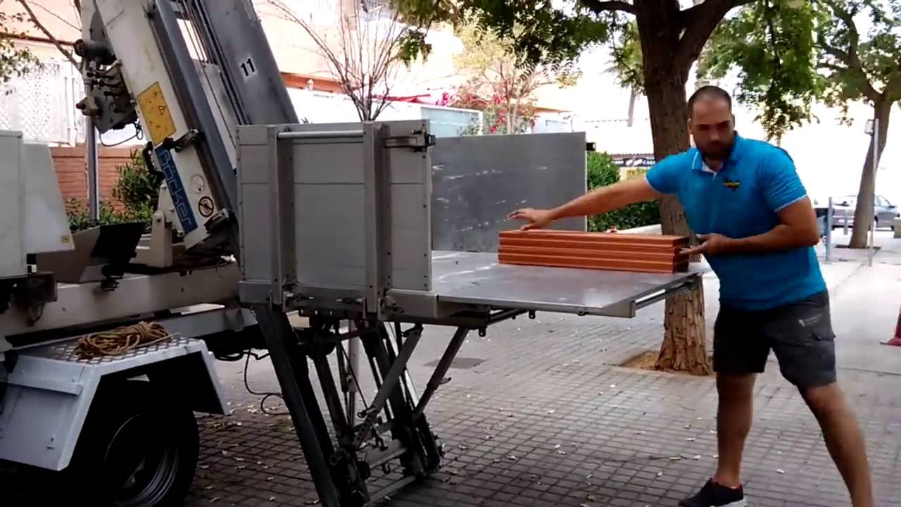 Subiendo Material de Obra para Reformas con Grúa de Elevación por