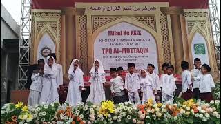 Menyanyikan lagu mars yanbu'a