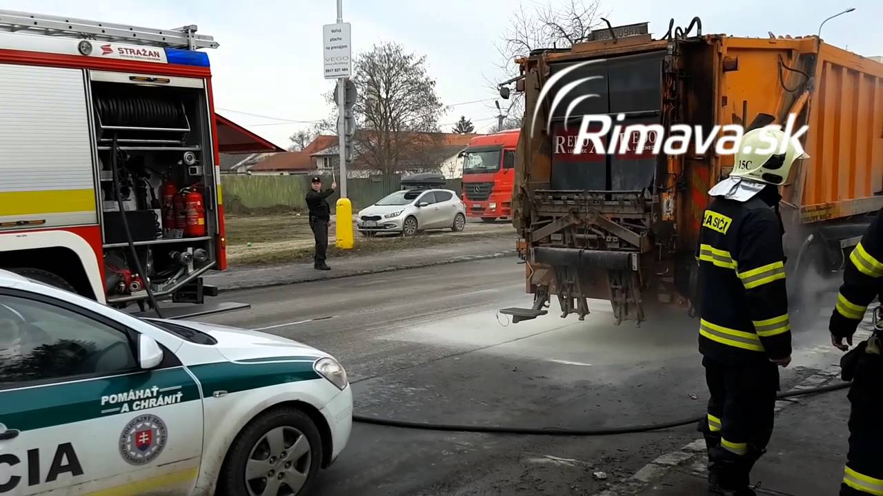Zásah hasičov pri smetiarskom aute - Rimavská Sobota