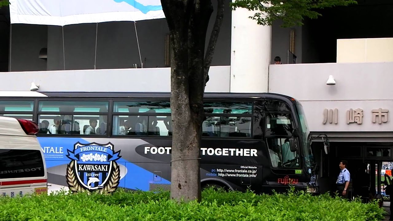 川崎フロンターレ選手バス到着 - YouTube