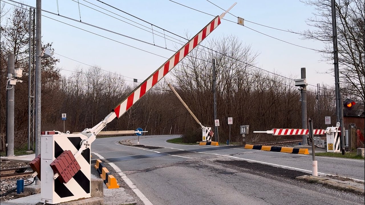 PASSAGGIO A LIVELLO MALEDETTO!! INFINITE ATTESE per gli ultimi TRENI sulla ferrovia per BORGOMANERO