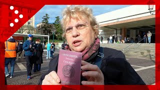 Ticket a Venezia, la protesta con i finti passaporti: "La circolazione è libera"