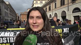 Test Medicina, studenti manifestano contro il numero chiuso