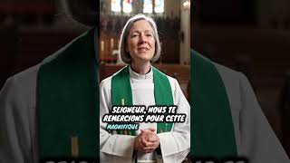 prête qui remercie le seigneur pour cette magnifique journée du dimanche dans la paix du Christ