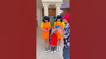 A dwarf guard with dolls...😬🫣🦑 #squidgame #pranks #twins