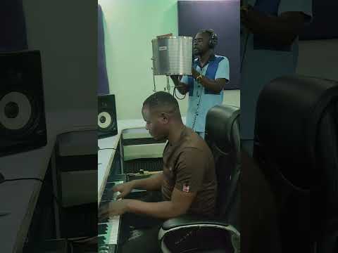 Mathiaswalukaga Duuka Ekibabuu Azeyo Mu Studio 