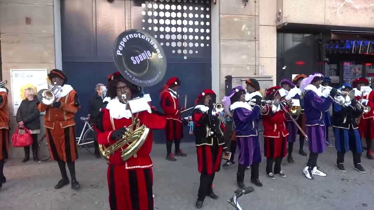 De Pepernotenbandbij ingang Bijenkorf Amsterdam