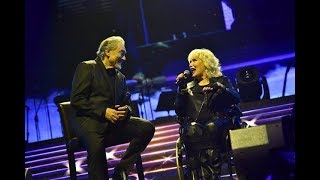 ✅  Po dlouhé době na veřejnosti! Na pohřeb Karla Gotta dorazila i Marika Gombitová