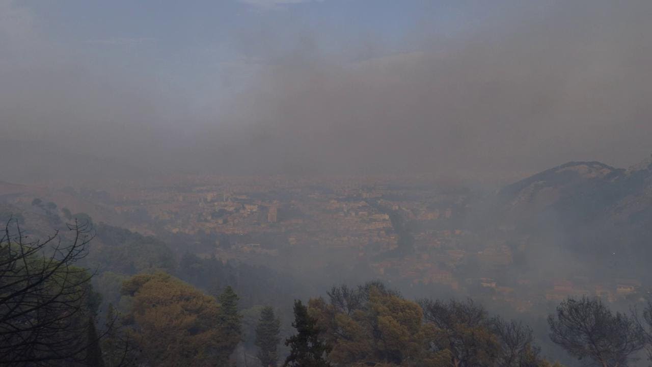 Palermo, città avvolta dal fumo: la vista dall'alto ripresa da Bellolampo