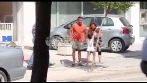 Video shokuese nga Vlora: Burri rreh gruan në sy të fëmijëve dhe në mes të rrugës