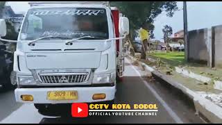 Nyodrek Truk Mozara Putih Di Jalur Tanjung, Nyetutoleng Dikit