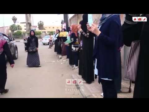 وقفة مفاجئة للبنات زميلات ابرار ومنة ويسرا من امام السجن العمومي بالمنصورة