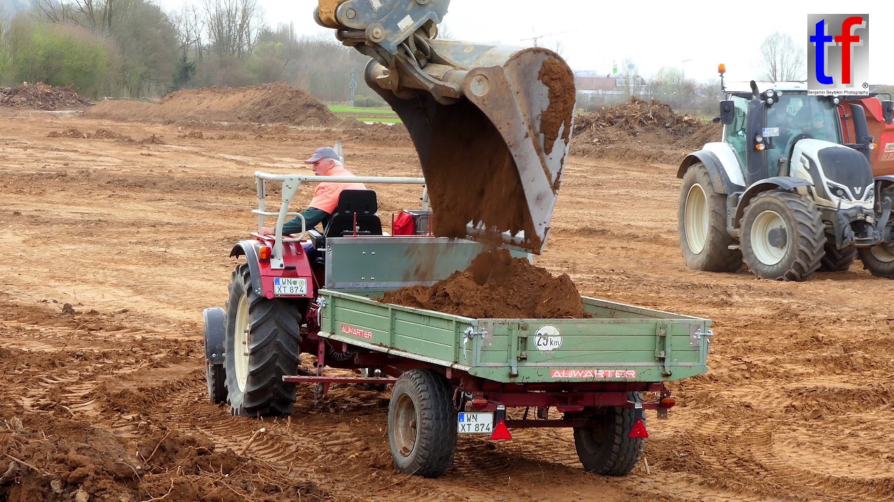 International 433 Tractor w. Trailer / Bauer holt Erde, 2018.