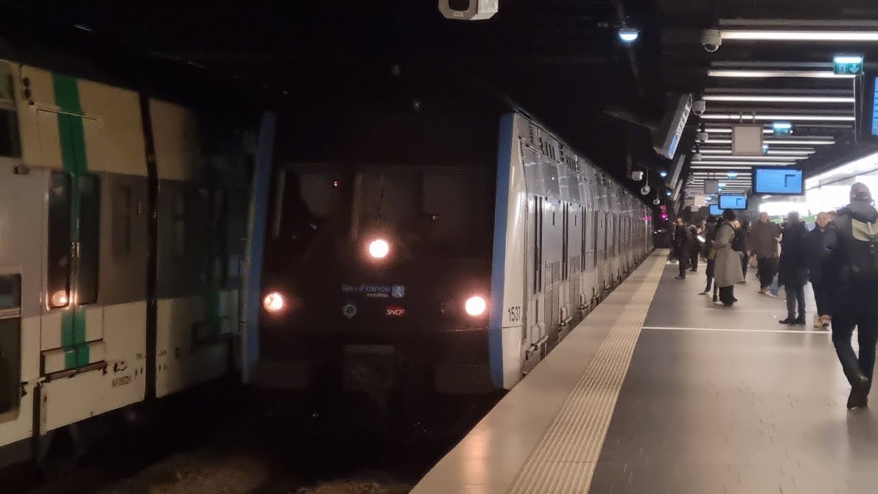 (FHD) Spot sur le RER A dans les stations Parisiennes