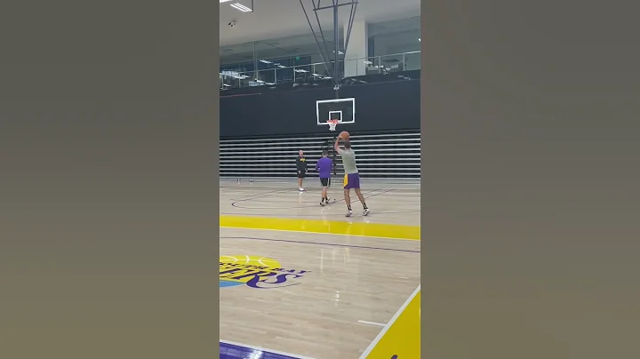 Cole Swider, Lonnie Walker Show Off Sweet 3-Point Shooting At Lakers First Practice