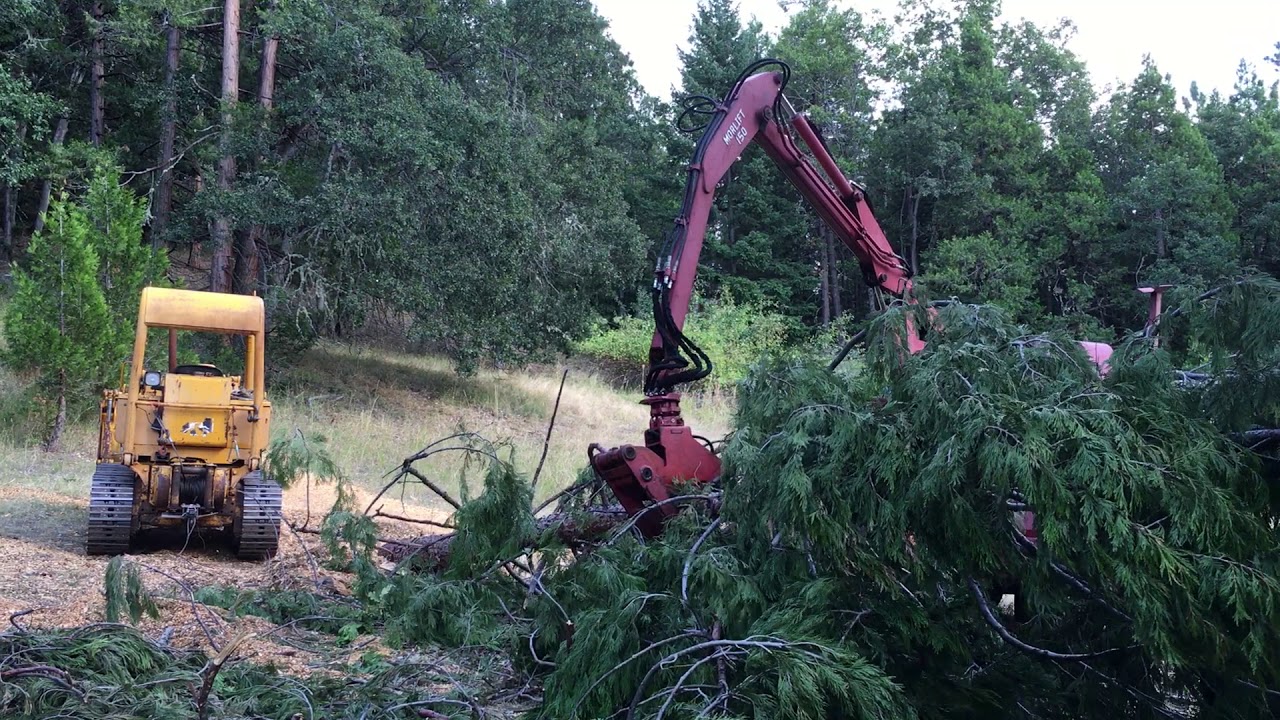 2004 Morbark Model 2400 Grapple Whole Tree Chipper demo 4