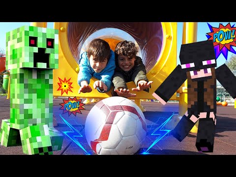 Creeper Mikail'den futbol topu kaçırıyor. Minecraft ile oyunu