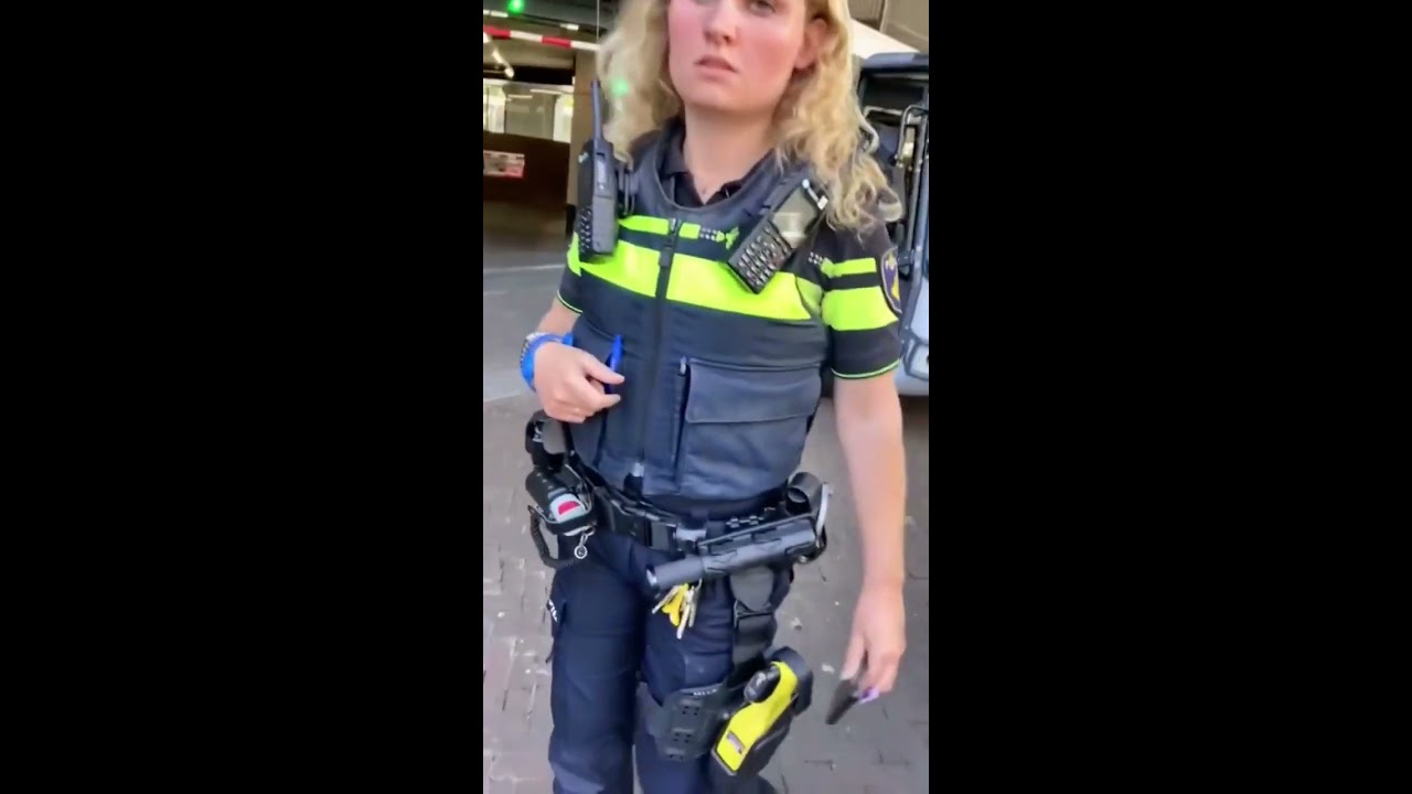 Mevrouw De Politie Agent Wordt Boos Geen Compliment