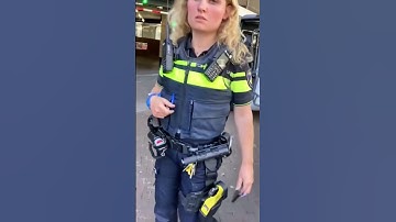 Thumbnail of mevrouw de politie agent wordt boos geen compliment