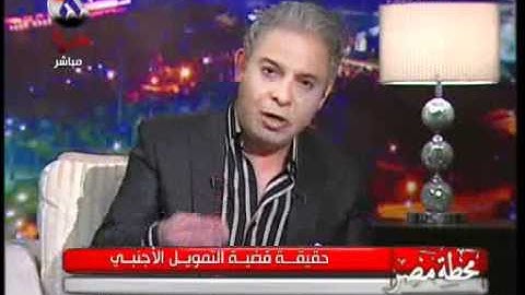 شوف سر الورقة اللي اعطاها الضيف لمعتز علي الهواء