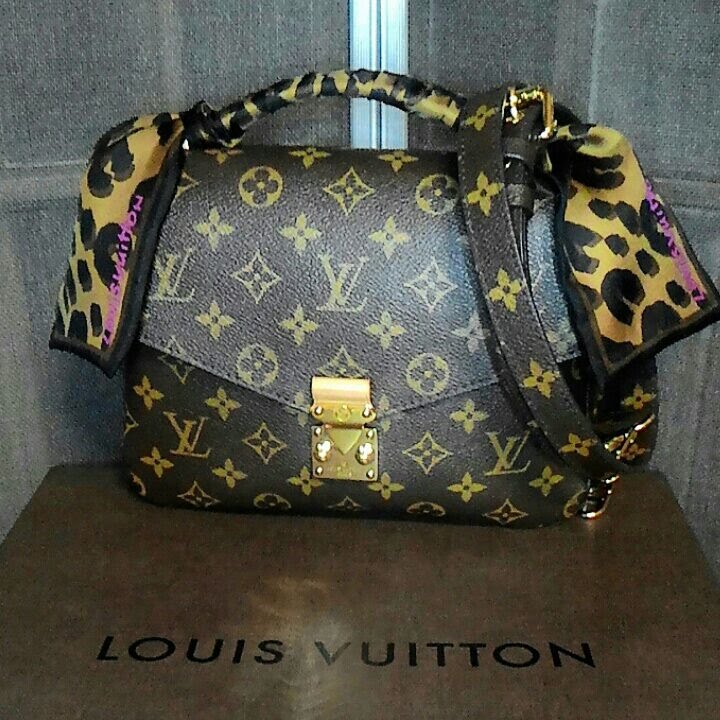 How I Pack my: Louis Vuitton Pochette Metis - YouTube