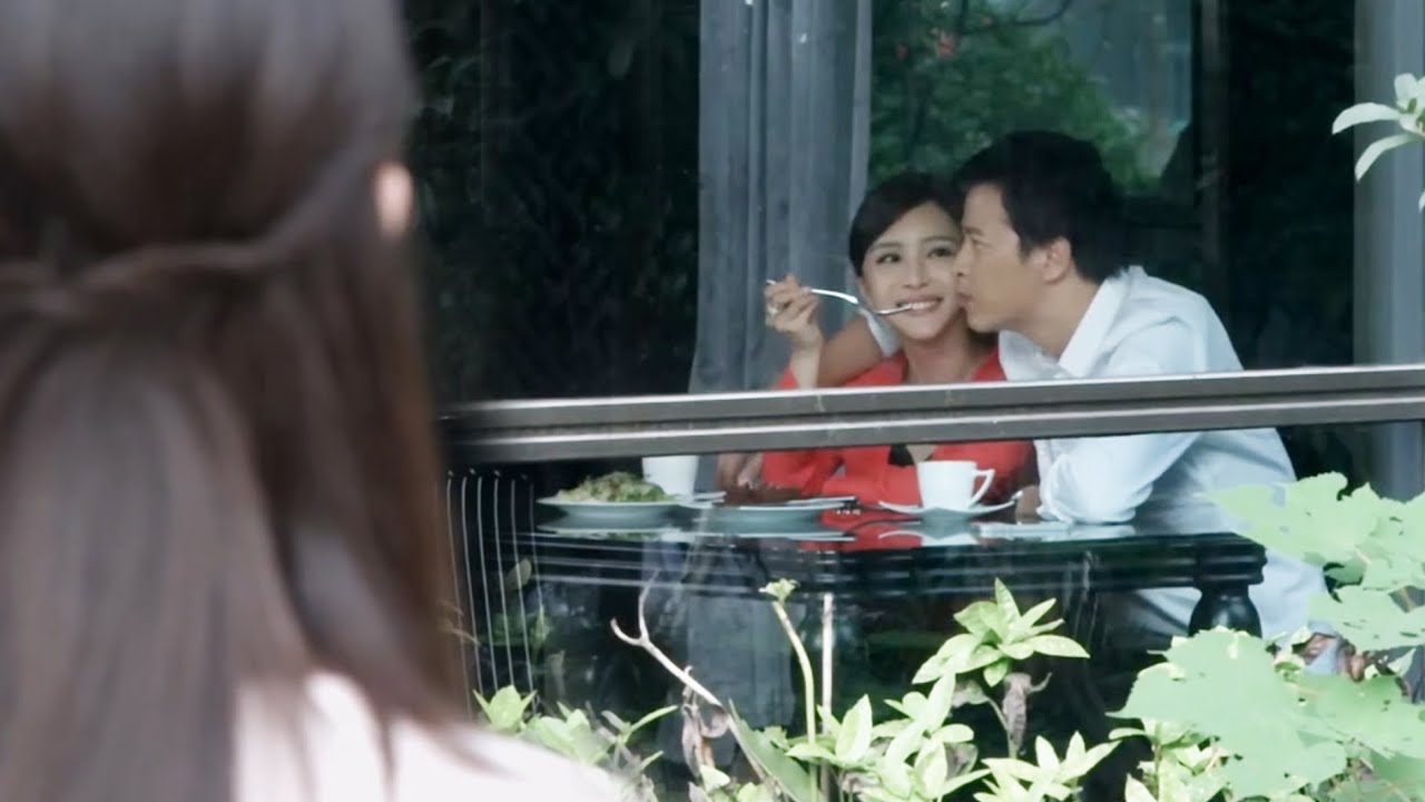 目睹丈夫親口喂閨蜜吃蛋糕，妻子取下戒指徹底離開他，丈夫卻崩潰了！