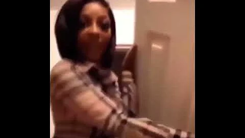 Stan Twitter: Door falls on girl while she is on IG live