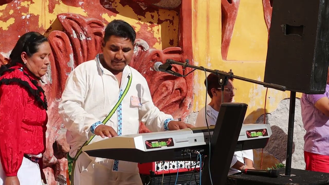 La niña está triste en Otomí y Español